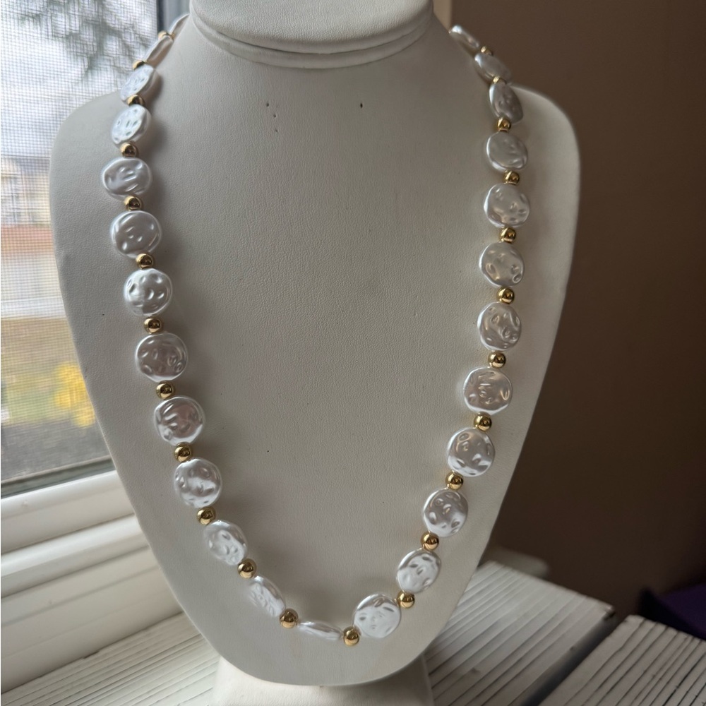 Elegant White and Gold Beaded Necklace - Picture 3 of 8